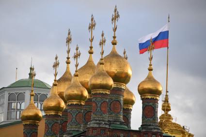 Москва. Купола Верхоспасского собора Московского Кремля и Российский флаг.