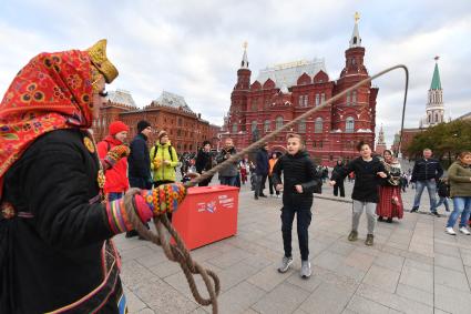 Москва. Народные гуляния на Манежной площади  во время празднования Дня народного единства.