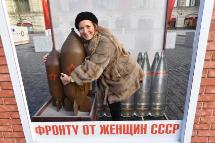 Москва. Девушка фотографируется после проведения  марша, посвященного 77-й годовщине военного парада 1941 года, на Красной площади.