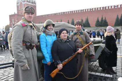 Москва. Посетители фотографируются  после проведения  марша, посвященного 77-й годовщине военного парада 1941 года, на Красной площади.