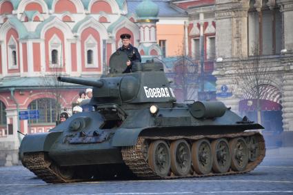 Москва. Танк времен Великой Отечественной войны  на Красной площади после проведения  марша, посвященного 77-й годовщине военного парада 1941 года,.