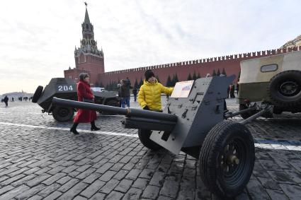 Москва. Мальчик  рядом с пулеметом времен Великой Отечественной войны после проведения  марша, посвященного 77-й годовщине военного парада 1941 года, на Красной площади.