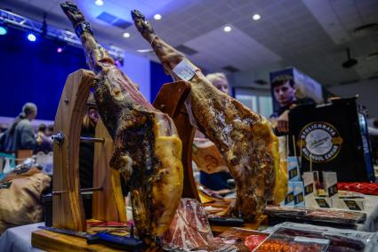 Москва. На международном фестивале алкогольных напитков `Крепкий Мир` в `Амбер Плаза`.