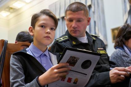 Санкт-Петербург. Самый младший участник Всероссийского географического диктанта Артем Новик (слева) в здании Русского географического общества.