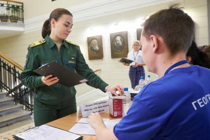 Санкт-Петербург. Перед Всероссийским географическим диктантом в  здании Русского географического общества.