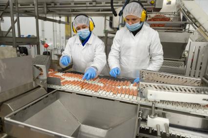 Ленинградская область. Приготовление сосисок на мясоперерабатывающем заводе `Пит-Продукт`.