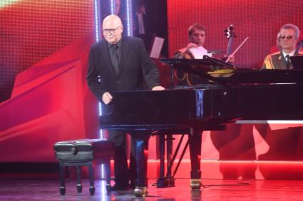 Москва. Аккомпаниатор Иосифа Кобзона Алексей Евсюков на юбилейном вечере, посвященном 100-летию ВЛКСМ , который прошел в Большом Кремлевском дворце.