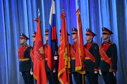 Москва. Вынос знамен ВЛКСМ на юбилейном вечере, посвященном 100-летию ВЛКСМ , который прошел в Большом Кремлевском дворце.