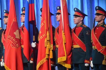 Москва. Вынос знамен ВЛКСМ на юбилейном вечере, посвященном 100-летию ВЛКСМ , который прошел в Большом Кремлевском дворце.