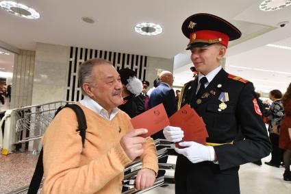 Москва. Корреспондент `Комсомольской правды` Александр Гамов  перед началом юбилейного вечера, посвященном 100-летию ВЛКСМ , который прошел в Большом Кремлевском дворце.