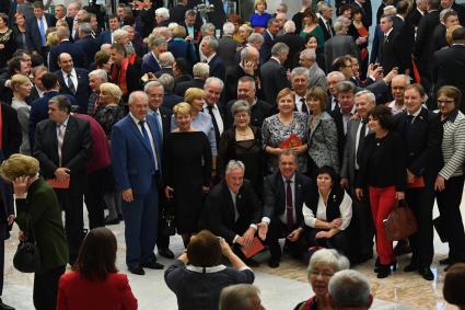 Москва. Зрители перед началом юбилейного вечера, посвященном 100-летию ВЛКСМ , который прошел в Большом Кремлевском дворце.