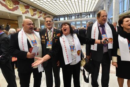 Москва. Зрители перед началом юбилейного вечера, посвященном 100-летию ВЛКСМ , который прошел в Большом Кремлевском дворце.