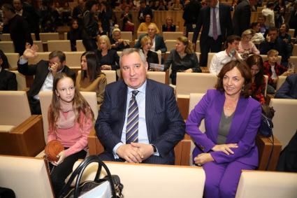 Диск 301. Генеральный директор государственной корпорации по космической деятельности Роскосмос Дмитрий Рогозин с женой Татьяной и внучкой Машей