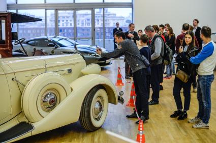 Москва. Посетители у автомобиля Packard V12 Sedan (1937 г.) на выставке `Редкие автомобили` в ЦДХ.