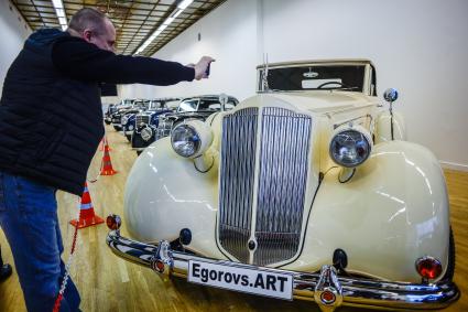 Москва. Автомобиль Packard V12 Sedan (1937 г.) на выставке `Редкие автомобили` в ЦДХ.