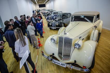 Москва. Посетители у автомобиля Packard V12 Sedan (1937 г.) на выставке `Редкие автомобили` в ЦДХ.