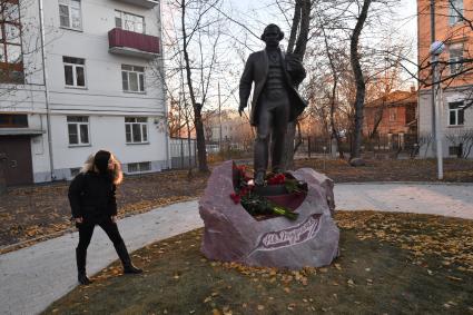 Москва.  Памятник писателю  у Дома-музея И.С.Тургенева  на Остоженке, открывшегося после реконструкции.