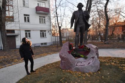 Москва.  Памятник писателю  у Дома-музея И.С.Тургенева  на Остоженке, открывшегося после реконструкции.