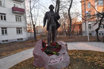 Москва.  Памятник писателю  у Дома-музея И.С.Тургенева  на Остоженке, открывшегося после реконструкции.