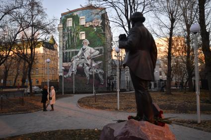 Москва.  Памятник писателю и граффити у Дома-музея И.С.Тургенева  на Остоженке, открывшегося после реконструкции.