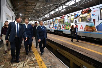 Москва. Полномочный представитель президента РФ в Дальневосточном федеральном округе Юрий Трутнев (справа) во время запуска тематического поезда метрополитена `Дальневосточный экспресс`в электродепо `Красная пресня`.