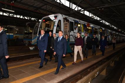 Москва. Полномочный представитель президента РФ в Дальневосточном федеральном округе Юрий Трутнев (справа) во время запуска тематического поезда метрополитена `Дальневосточный экспресс`в электродепо `Красная пресня`.