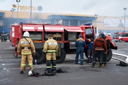 Санкт-Петербург. Сотрудники противопожарной службы МЧС РФ во время тушения пожара в торговом центре `Лента` на Набережной Обводного канала.