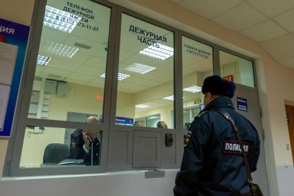 Санкт-Петербург. Дежурная часть отдела полиции в новом здании отделения полиции Выборгского района.