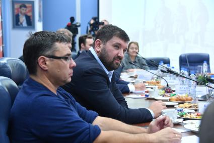 Москва. Заместитель главного редактора `Комсомольской правды` Евгений Сазонов и путешественник, член координационного Совета по детскому туризму при правительстве РФ Матвей Шпаро во время `круглого стола`, посвященного эксперименту длительного хранения продуктов и продуктовому `кладу` полярника Эдуарда Толля в редакции газеты `Комсомольская правда`.
