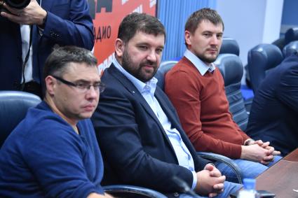Москва. Заместитель главного редактора `Комсомольской правды` Евгений Сазонов и путешественник, член координационного Совета по детскому туризму при правительстве РФ Матвей Шпаро во время `круглого стола`, посвященного эксперименту длительного хранения продуктов и продуктовому `кладу` полярника Эдуарда Толля в редакции газеты `Комсомольская правда`.