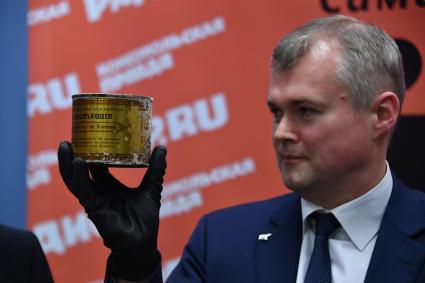 Москва. Во время `круглого стола`, посвященного эксперименту длительного хранения продуктов и продуктовому `кладу` полярника Эдуарда Толля в редакции газеты `Комсомольская правда`.