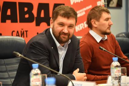 Москва. Путешественник, член координационного Совета по детскому туризму при правительстве РФ Матвей Шпаро во время `круглого стола`, посвященного эксперименту длительного хранения продуктов и продуктовому `кладу` полярника Эдуарда Толля
в редакции газеты `Комсомольская правда`.