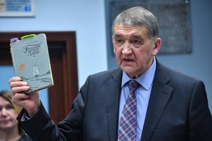 Москва. Путешественник Дмитрий Шпаро во время `круглого стола`, посвященного эксперименту длительного хранения продуктов и продуктовому `кладу` полярника Эдуарда Толля
в редакции газеты `Комсомольская правда`.