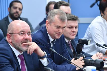 Москва. Во время `круглого стола`, посвященного эксперименту длительного хранения продуктов и продуктовому `кладу` полярника Эдуарда Толля в редакции газеты `Комсомольская правда`.