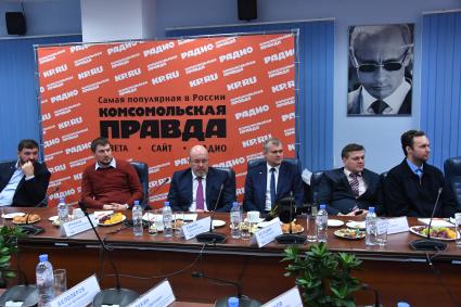 Москва. Во время `круглого стола`, посвященного эксперименту длительного хранения продуктов и продуктовому `кладу` полярника Эдуарда Толля в редакции газеты `Комсомольская правда`.