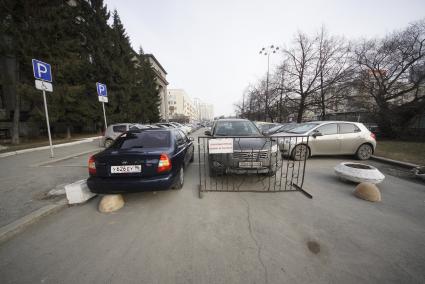 Екатеринбург. Автомобили припаркованные у пожарного проезда