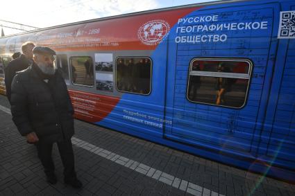 Москва. Член комитета Госдумы РФ по международным делам Артур Чилингаров  на презентации поезда Москва-Владивосток с экспозицией `Золотой фонд Русского географического общества` на Ярославском вокзале.