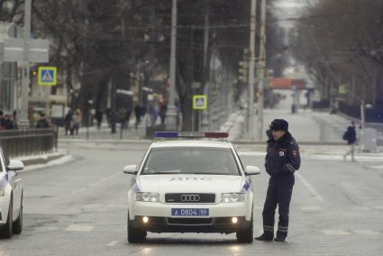 Екатеринбург. Полицейский во время эстафеты огня XXIX Всемирной зимней универсиады 2019