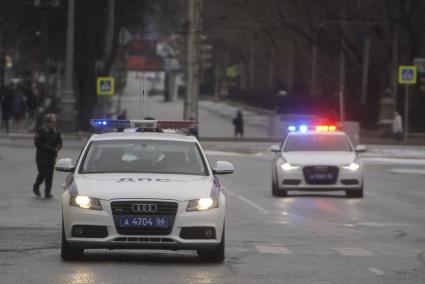 Екатеринбург. Полицейские автомобили во время эстафеты огня XXIX Всемирной зимней универсиады 2019