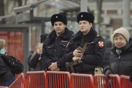 Екатеринбург. Сотрудники полиции во время эстафеты огня XXIX Всемирной зимней универсиады 2019