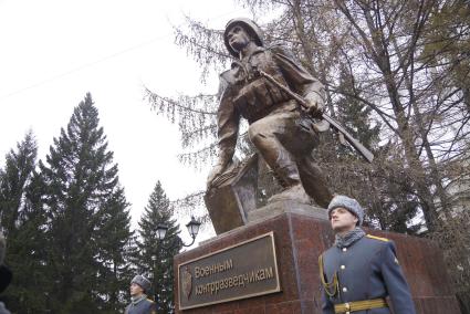 Екатеринбург. Открытие памятника военным контрразведчикам работы художника Константина Грюнберга (в центре) у здания окружного дома офицеров