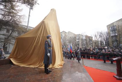 Екатеринбург. Открытие памятника военным контрразведчикам работы художника Константина Грюнберга у здания окружного дома офицеров