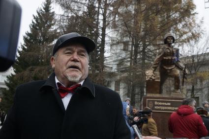 Екатеринбург.  Художник и скульптор Константин Грюнберг (в центре)  во время открытия памятника военным контрразведчикам у здания окружного дома офицеров