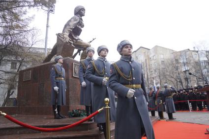 Екатеринбург. Открытие памятника военным контрразведчикам работы художника Константина Грюнберга у здания окружного дома офицеров