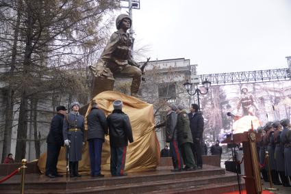 Екатеринбург. Открытие памятника военным контрразведчикам работы художника Константина Грюнберга у здания окружного дома офицеров