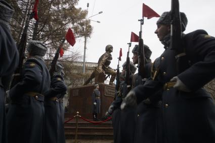 Екатеринбург. Открытие памятника военным контрразведчикам работы художника Константина Грюнберга у здания окружного дома офицеров