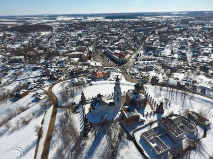 Московская область, Волоколамск.  Вид на территорию Волоколамского городища, на которой находится музейно-выставочный комплекс `Волоколамский кремль`.