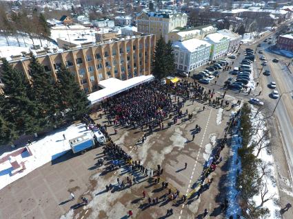 Московская область, Волоколамск.  Участники пикета `За закрытие свалки `Ядрово` на городской площади.