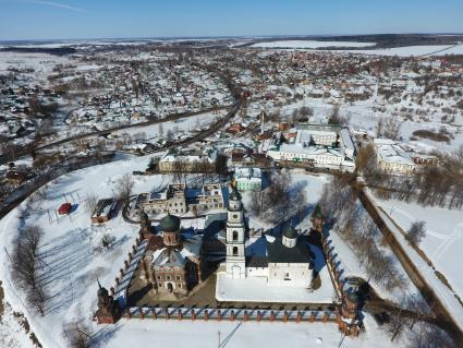 Московская область, Волоколамск.  Вид на территорию Волоколамского городища, на которой находится музейно-выставочный комплекс `Волоколамский кремль`.