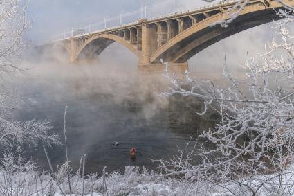 Красноярск.  Моржи из клуба `Криофил`открыли купальный сезон в Енисее.